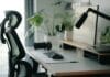 Zdrowy kręgosłup na co dzień: ergonomia przy biurku, w domu i w samochodzie Ergonomiczne domowe biuro z fotelem, biurkiem, roślinami i laptopem