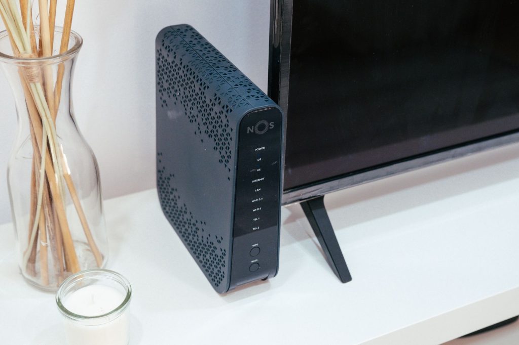 Router Wi-Fi w nowoczesnym domowym zestawie multimedialnym