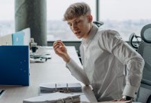 Przewlekły ból pleców w pracy biurowej: ćwiczenia rozciągające, które przynoszą natychmiastową ulgę Przewlekły ból pleców w pracy biurowej: ćwiczenia rozciągające, które przynoszą natychmiastową ulgę