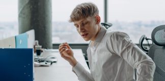 Przewlekły ból pleców w pracy biurowej: ćwiczenia rozciągające, które przynoszą natychmiastową ulgę Przewlekły ból pleców w pracy biurowej: ćwiczenia rozciągające, które przynoszą natychmiastową ulgę